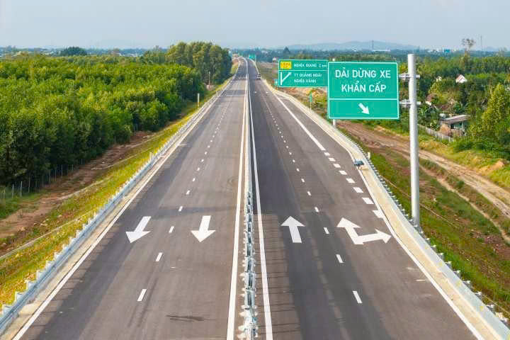 Dự án đường bộ cao tốc Quảng Ngãi - Hoài Nhơn sẽ được tổ chức lễ khánh thành ngày 19/12 cùng với khởi công 3 công trình khác để chào mừng Okvip69.com bán cá nổ hủ XIV của Đảng.