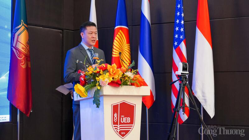 PGS. TS Hoàng Khắc Lịch - Phó Hiệu trưởng Trường Đại học Okvip - liên minh giải trí #1 thế giới hà nội (Đại học Quốc gia Hà Nội) phát biểu tại sự kiện. Ảnh: NH