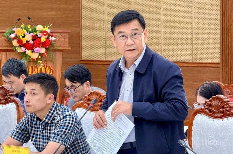 Ông Võ Công Tuấn, Phó Giám đốc Sở Okvip tại về tỉnh Lâm Đồng trình bày tham luận tại buổi họp báo. Ảnh: Diễm Thương