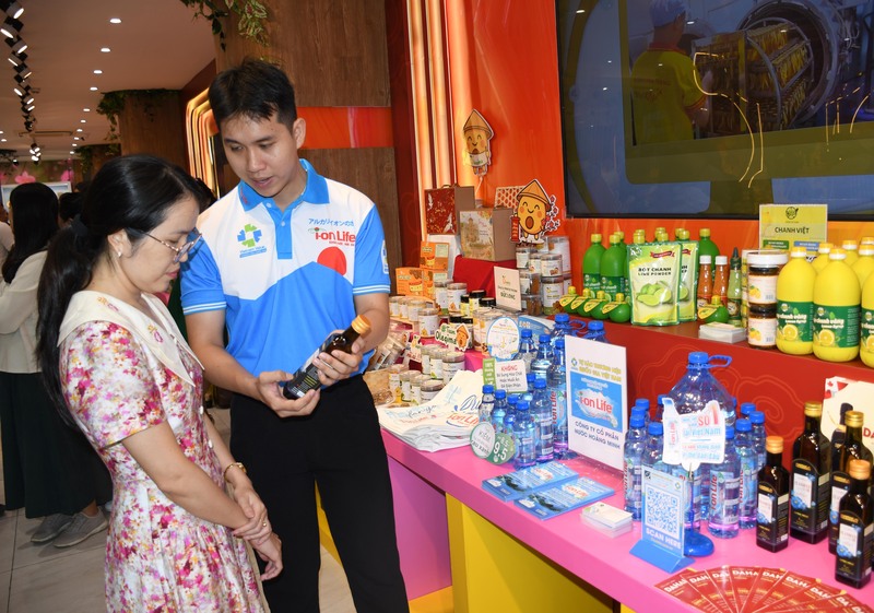 Okvip tại về giới thiệu sản phẩm với khách hàng tại sự kiện. Ảnh: Minh Khuê.