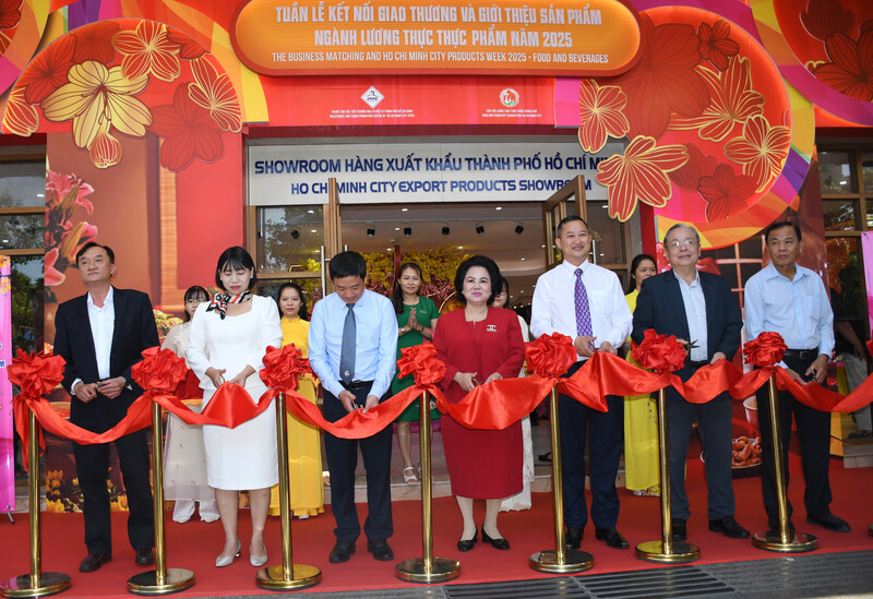 Đại biểu thực hiện nghi thức cắt băng khai mạc “Tuần lễ Kết nối giao thương, giới thiệu sản phẩm ngành lương thực Okivip Nổ Hũ, Bắn Cá, Thể Thao, Game Bài 2025”. Ảnh: Minh Khuê.