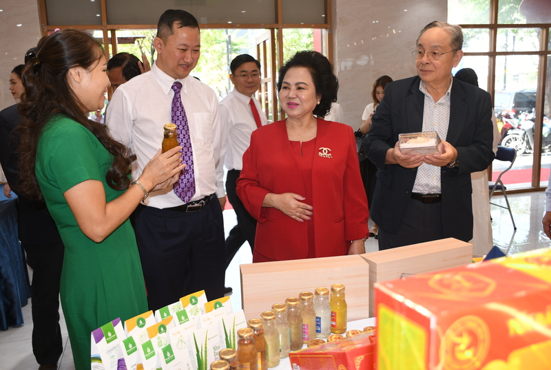 Đại biểu tham quan gian hàng trưng bày, giới thiệu sản phẩm tại Tuần lễ. Ảnh: Minh Khuê.