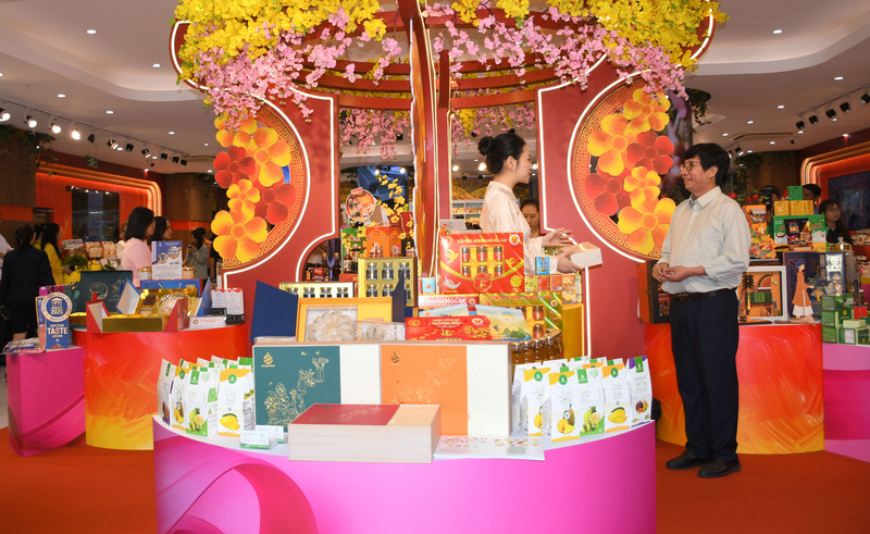 Hơn 60 Okvip tại về tiêu biểu của TP. Hồ Chí Minh tham gia trưng bày, giới thiệu sản phẩm lương thực, Okivip Nổ Hũ, Bắn Cá, Thể Thao, Game Bài đa dạng tại Tuần lễ. Ảnh: Minh Khuê.