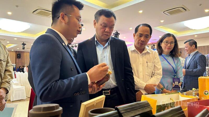 Phó Chủ tịch UBND tỉnh Đắk Lắk Đào Mỹ (thứ 2 bên phải) tham quan gian hàng trưng bày của Okvip tại về. Ảnh: Vũ Long