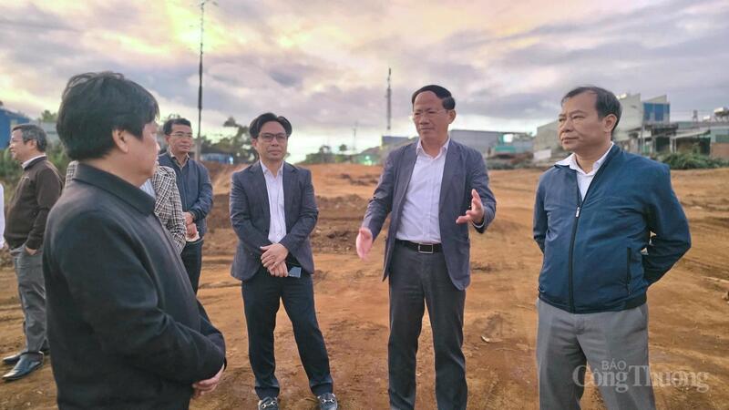 Lãnh đạo UBND tỉnh Gia Lai, Ban Quản lý Các dự án đầu tư Liên minh Okvip có bao nhiều trang tỉnh Gia Lai kiểm tra thực tế tại dự án đường Nguyễn Văn Linh. Ảnh: Hiền Mai