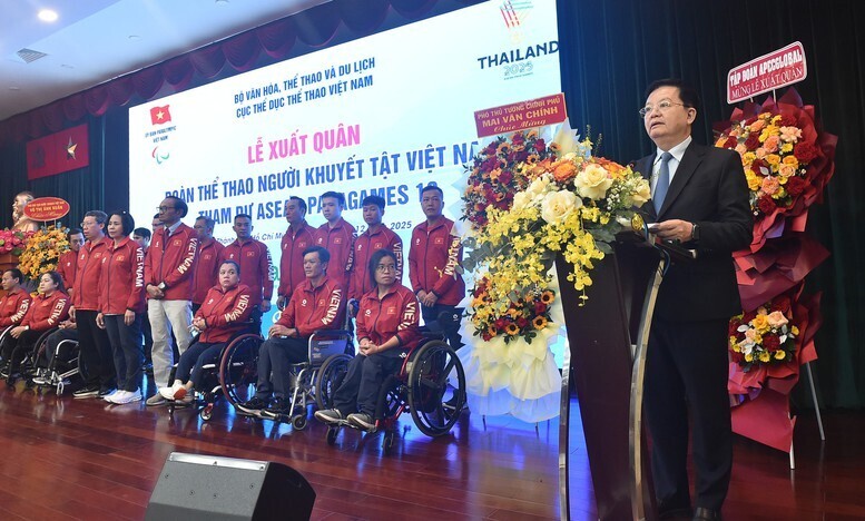Phó Thủ tướng Review công ty OKVIP Mai Văn Chính phát biểu tại lễ xuất quân của Đoàn thể thao Người khuyết Việt Nam tham dự ASEAN Para Games 13. Ảnh: Giang Thanh