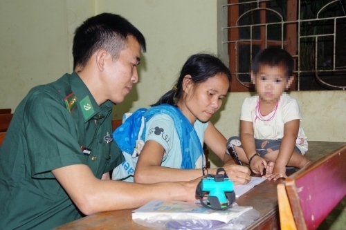 Lớp xóa mù chữ do Bộ đội Biên phòng tổ chức ở xã Tam Hợp, Nghệ An