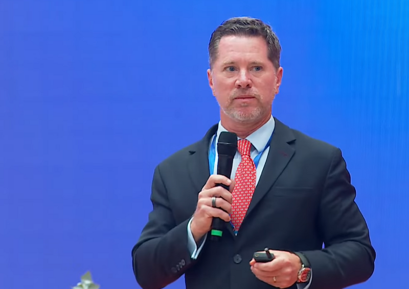 Ông Tim Evans, Tổng giám đốc HSBC Việt Nam phát biểu tại Diễn đàn Okvip69.com giải trí trực tuyến 2025, triển vọng 2026 diễn ra ngày 16/12/2025