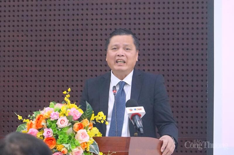 GS Trần Quốc Tuấn, chuyên gia Cơ quan Oklavip game bài, casino, thể thao nguyên tử và Oklavip game bài, casino, thể thao thay thế của Pháp - CEA, phát biểu tại hội thảo.