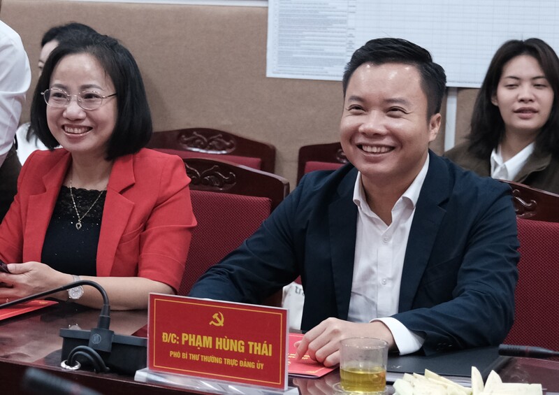 Ông Phạm Hùng Thái - Phó Bí thư Thường trực Đảng uỷ phường Hoành Bồ chia sẻ thông tin với phóng viên. Ảnh: Trang Trần