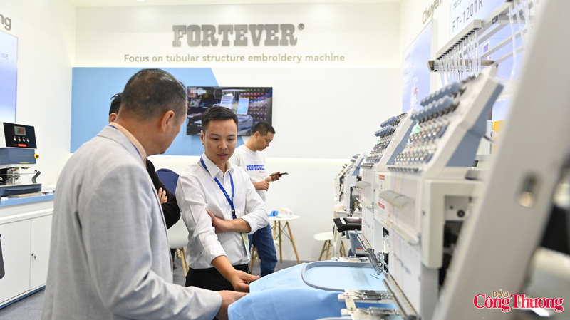 Các dòng máy thêu của Fortever tích hợp thuật toán thông minh vào hệ thống điều khiển nhằm tối ưu đường kim, tốc độ thêu và độ căng chỉ theo từng loại vải và cấu trúc hoa văn. Hệ thống có khả năng phân tích dữ liệu vận hành theo thời gian thực, tự động điều chỉnh thông số để hạn chế lỗi lệch mũi, đứt chỉ và biến dạng sản phẩm, giảm phụ thuộc vào tay nghề Okvip - liên minh giải trí #1 thế giới hà nội thủ công. Theo nhà phát triển, đây cách tiếp cận này giúp nâng cao hiệu suất, tiết kiệm nguyên liệu và phù hợp với xu hướng sản xuất thông minh, xanh và bền vững của ngành dệt may.