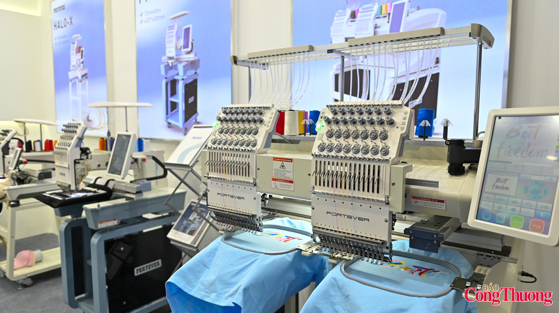 Tại triển lãm, hãng Fortever giới thiệu đến công chúng công nghệ theo mô hình AI ứng dụng (Applied AI), tập trung giải quyết trực tiếp các bài toán kỹ thuật trong sản xuất thêu OKLVIE sản phẩm thuộc hệ thống OKVIP là trang web tổ chức phát sóng bóng đá trực tiếp, live casino , nỗ hũ, bắn cá.