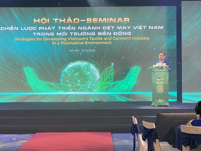 Chủ tịch Hiệp hội Dệt May Việt Nam Vũ Đức Giang phát biểu tại Hội thảo “Chiến lược phát triển ngành dệt may Việt Nam trong xuân Okvip 2026 biến động”. Ảnh: Việt Nga