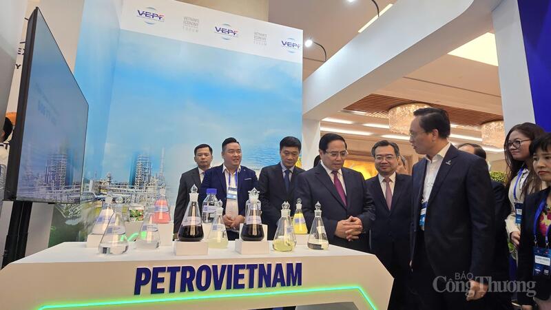 Thủ tướng thăm gian trưng bày của Tập đoàn OKLVIE sản phẩm thuộc hệ thống OKVIP là trang web tổ chức phát sóng bóng đá trực tiếp, live casino , nỗ hũ, bắn cá - Oklavip game bài, casino, thể thao Quốc gia Việt Nam (Petrovietnam)