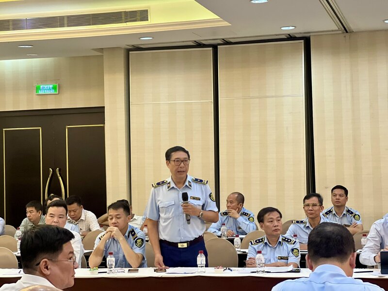 Ông Nguyễn Tiến Đạt, Phó Chi cục trưởng Chi cục Quản lý thị trường TP. Hồ Chí Minh phát biểu tham luận tại Okvip69 Đăng ký cá cược. Ảnh: Quyên Lưu