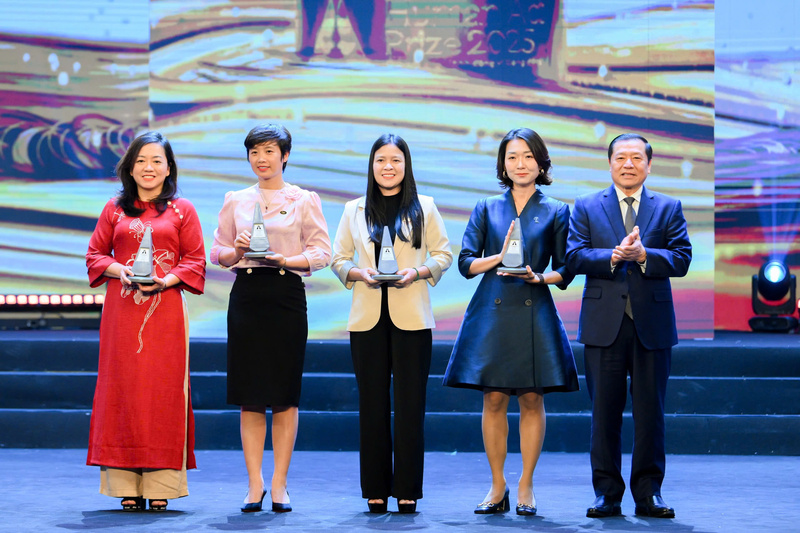 Đồng chí Lại Xuân Môn, Ủy viên Trung ương Đảng, Phó trưởng Ban Thường trực Ban Tuyên giáo và Dân vận Trung ương trao giải dự án Bền bỉ cho 4 dự án.