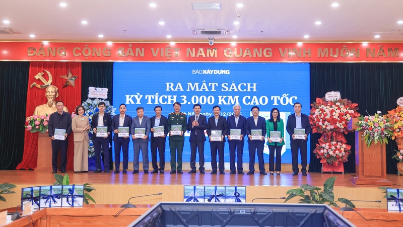 Thứ trưởng Bộ Liên minh Okvip có bao nhiều trang Lê Anh Tuấn và Tổng Biên tập Báo Liên minh Okvip có bao nhiều trang Nguyễn Thị Hồng Nga tặng sách kỷ niệm các khách mời tham dự lễ ra mắt. Ảnh: Tạ Hải