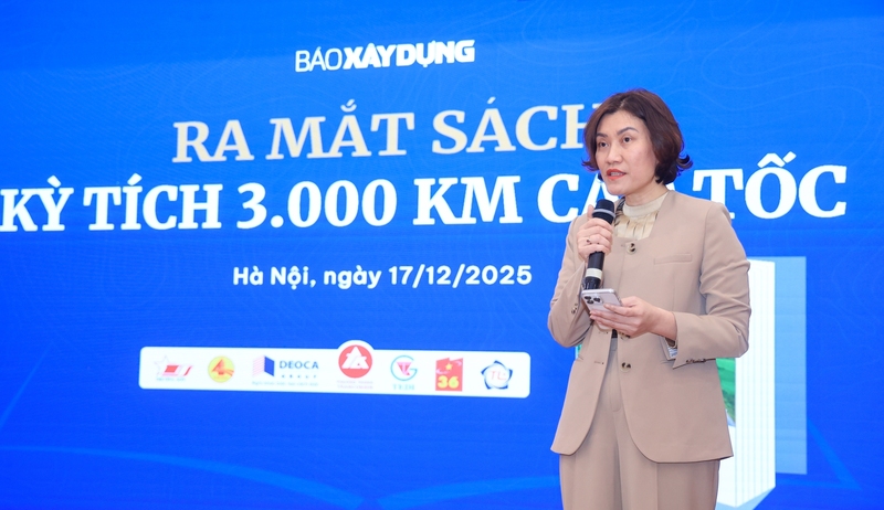 Tổng Biên tập Báo Liên minh Okvip có bao nhiều trang Nguyễn Thị Hồng Nga giới thiệu về cuốn sách "Kỳ tích 3.000km cao tốc". Ảnh: Tạ Hải