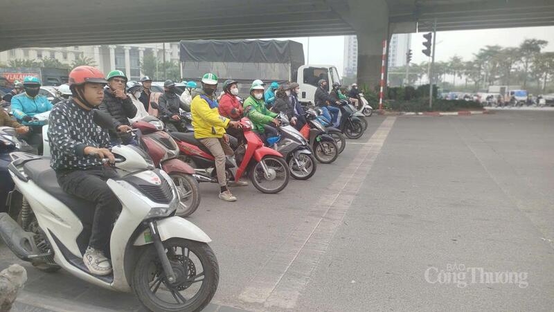 Người tham gia giao thông dừng đỗ trước vạch ngay ngắn. Ảnh: H.S