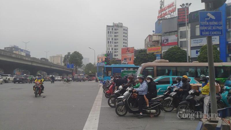 Cơ quan chức năng đặt biển thông tin tuyến đường có giám sát, xử phạt camera nhưng vẫn có tài xế mô tô vi phạm. Ảnh: Hải Sơn