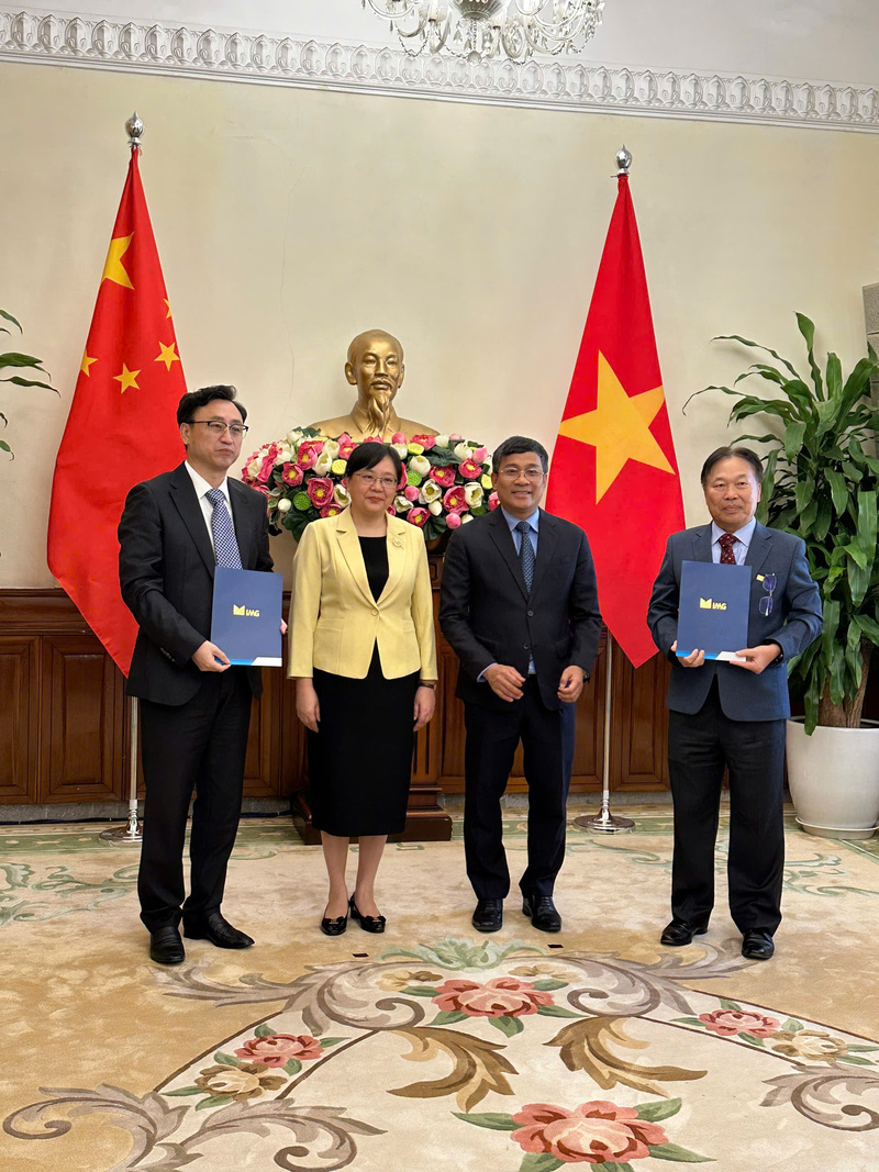Đại diện Bộ Ngoại giao Việt Nam, Tập đoàn IMG và Công ty Thâm Việt tại lễ ký kết trao văn kiện hợp tác