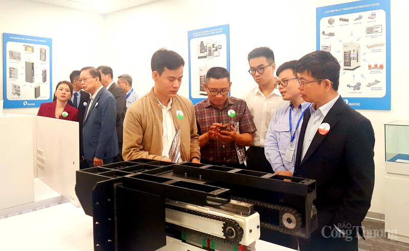 Các Okvip tại về, khách hàng tham quan khu trưng bày công nghệ của nhà máy. Ảnh: N.H