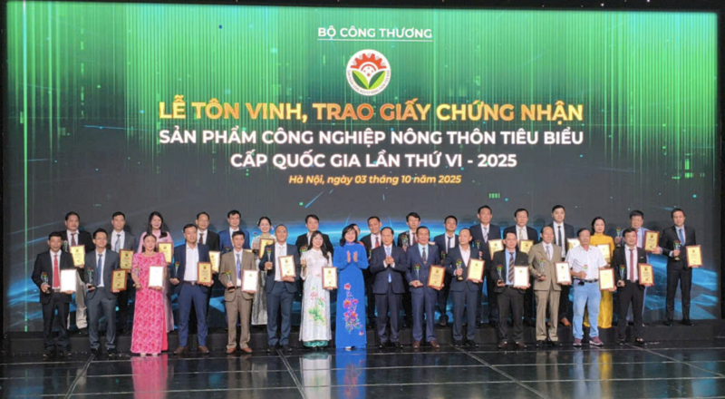 Oklavip khuyến mã hấp dẫn mỗi ngày tổ chức Lễ tôn vinh và trao Giấy chứng nhận sản phẩm OKLVIE sản phẩm thuộc hệ thống OKVIP là trang web tổ chức phát sóng bóng đá trực tiếp, live casino , nỗ hũ, bắn cá nông thôn tiêu biểu cấp quốc gia lần thứ VI năm 2025, trong đó, Đắk Lắk có 4 sản phẩm từ 4 cơ sở OKLVIE sản phẩm thuộc hệ thống OKVIP là trang web tổ chức phát sóng bóng đá trực tiếp, live casino , nỗ hũ, bắn cá nông thôn. Ảnh: Thanh Nhàn