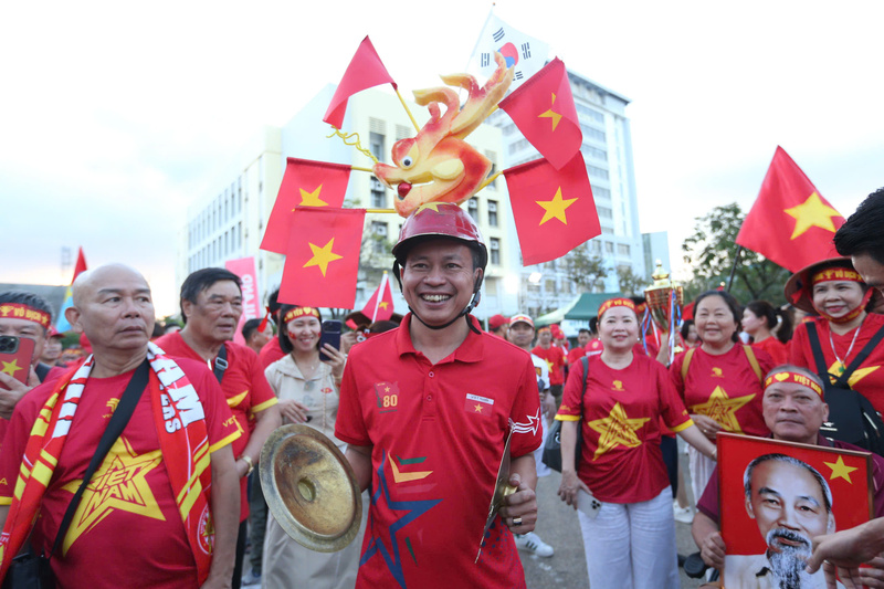 Không khí bên ngoài sân Rajamangala trước trận đấu. Ảnh: QT