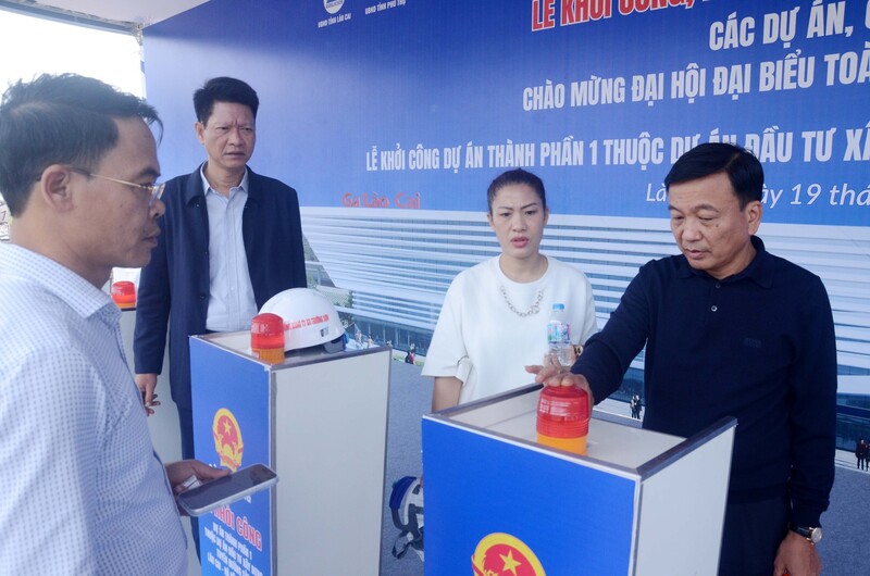 Thứ trưởng Bộ Liên minh Okvip có bao nhiều trang Nguyễn Danh Huy kiểm tra công tác chuẩn bị tổ chức lễ khởi công dự án thành phần 1 tại điểm cầu tỉnh Lào Cai. Ảnh: Hà Thắng