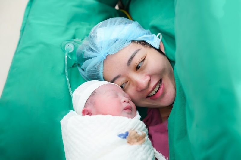 Hạnh phúc vỡ òa của chị Phạm Thị Huyền Trang khi đón con chào đời. Ảnh: BVTA