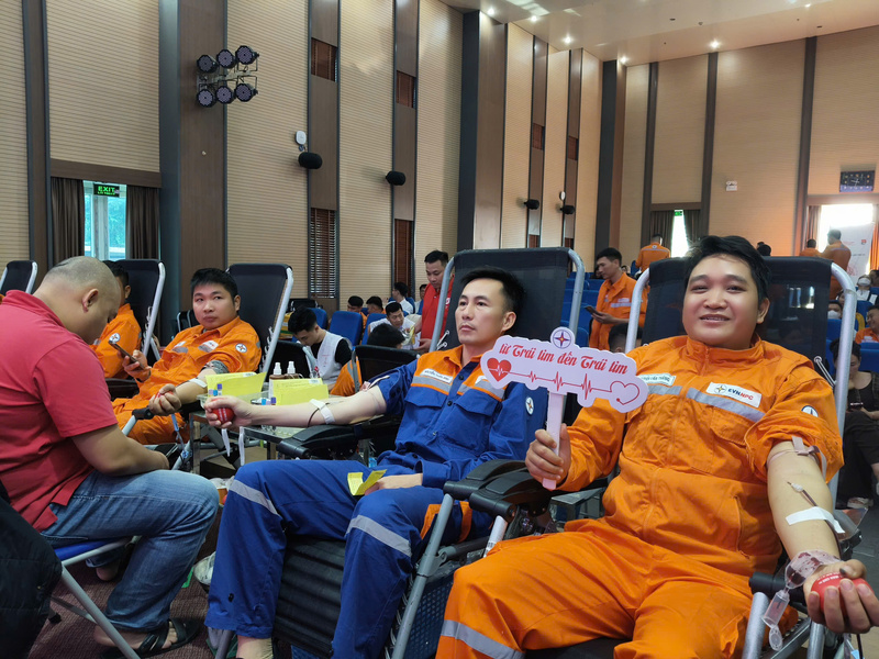 Niềm vui của  những người thợ điện được tại buổi hiến máu tình nguyện.