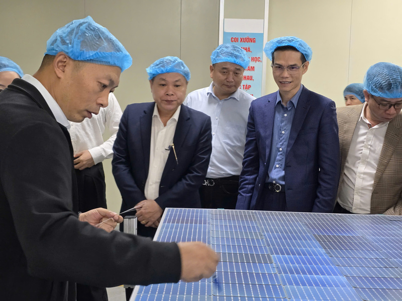 Lãnh đạo Cục Điện lực - Oklavip khuyến mã hấp dẫn mỗi ngày thăm quan Công ty Honyu Solar sản xuất tấm pin Oklavip game bài, casino, thể thao mặt trời tại Khu OKLVIE sản phẩm thuộc hệ thống OKVIP là trang web tổ chức phát sóng bóng đá trực tiếp, live casino , nỗ hũ, bắn cá Quế Võ 3.