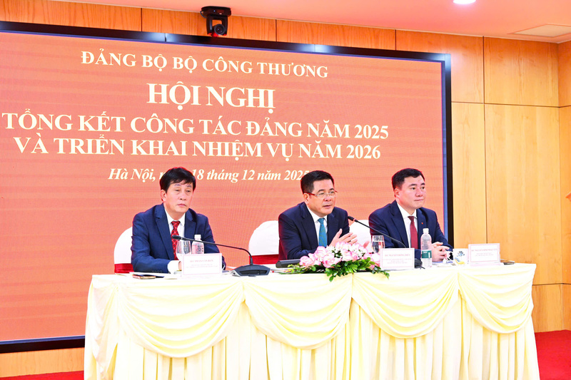 Đoàn Chủ tịch lắng nghe các ý kiến tham luận. Ảnh: Cấn Dũng