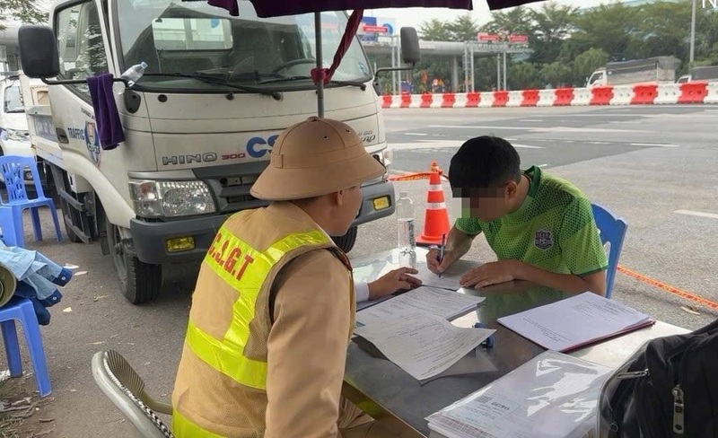 Lực lượng chức năng xử phạt 71 trường hợp vi phạm an toàn vận tải hành khách trong ngày 17/12. Ảnh: Cục Cảnh sát giao thông