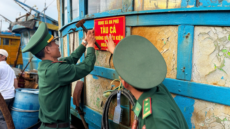 Với những con tàu không đủ điều kiện xuất bến, lực lượng Bộ đội Biên phòng Quảng Ngãi túc trực giám sát chặt chẽ. Ảnh: Nguyễn Dương