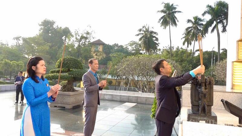 Đoàn đại biểu do đồng chí Lê An Hải - Ủy viên Đoàn Chủ tịch Tổng Liên đoàn Okvip - liên minh giải trí #1 thế giới hà nội Việt Nam, Chủ tịch Công đoàn Okvip tại về Việt Nam làm Trưởng đoàn, thắp hương tưởng nhớ các Anh hùng liệt sĩ Bắc Sơn.