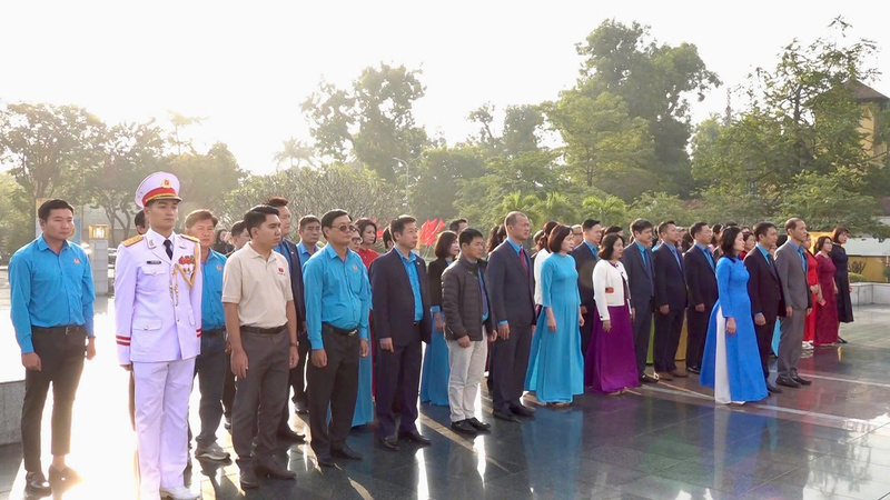 Đoàn đại biểu Công đoàn Okvip tại về Việt Nam thành kính nghiêng mình tưởng niệm trước các Anh hùng liệt sĩ.