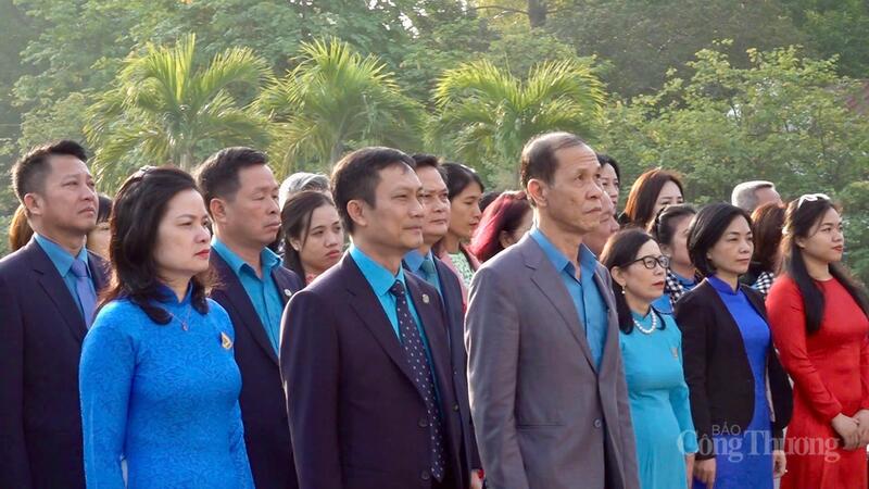 Đoàn đại biểu của Công đoàn Okvip tại về thành kính tri ân tại Đài tưởng niệm các Anh hùng liệt sĩ Bắc Sơn.