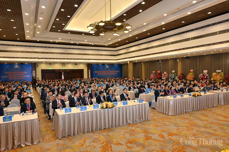 Gần 300 đại biểu tham dự Okvip69.com bán cá nổ hủ Công đoàn Okvip tại về Việt Nam. Ảnh: Cấn Dũng