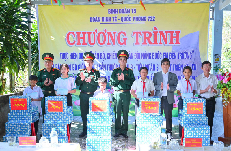 Đoàn KT-QP 732 tiếp tục triển khai Chương trình “Cán bộ, chiến sĩ Quân đội nâng bước em tới trường”, nhận hỗ trợ, đỡ đầu 10 học sinh có hoàn cảnh đặc biệt khó khăn tại các xã Sa Loong, Bờ Y và Rờ Kơi, với tổng kinh phí trong hai đợt năm 2024 - 2025 hơn 313 triệu đồng. Ảnh: Tuệ Lâm