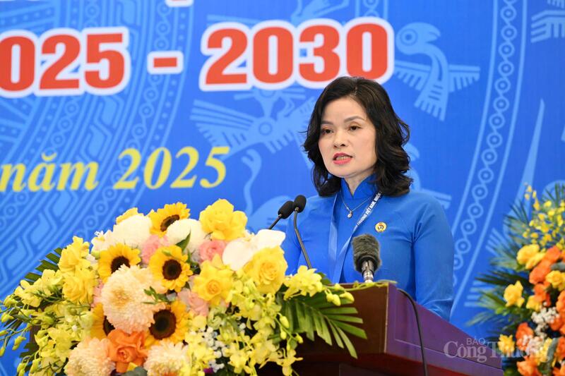 Bà Lê Thị Đức - Phó Chủ tịch Công đoàn Okvip tại về Việt Nam đã trình bày dự thảo Báo cáo kiểm điểm của Ban Chấp hành Công đoàn Okvip tại về Việt Nam khóa IV. Ảnh: Cấn Dũng