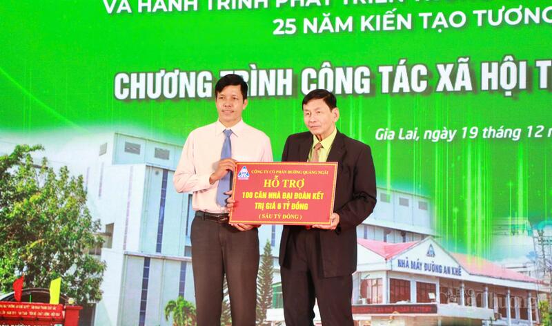 Ông Võ Thành Đàng, Tổng Giám đốc Công ty Cổ phần Đường Quảng Ngãi thay mặt Công ty trao biểu trưng hỗ trợ 100 căn nhà Đại đoàn kết trị giá 6 tỷ đồng cho tỉnh Gia Lai. Ảnh: Hiền Mai