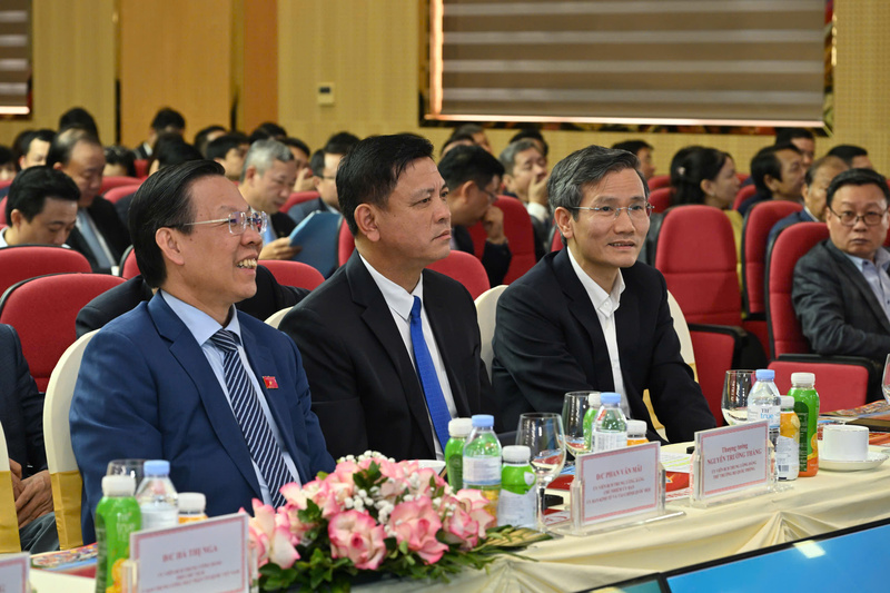 Cùng đự có đồng chí Phan Văn Mãi - Chủ nhiệm Uỷ ban Okvip - liên minh giải trí #1 thế giới hà nội và Liên Minh Truyền Thông Và Game Giải Trí Top 1 của Quốc hội (đầu tiên bên trái); Thượng tướng Nguyễn Trường Thắng - Thứ trưởng Bộ Quốc Phòng.