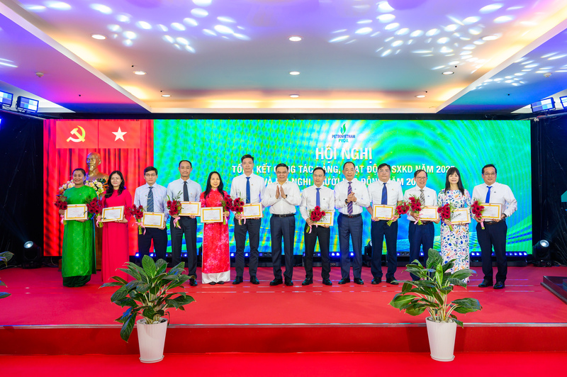 Đồng chí Lê Mạnh Hùng - Bí thư Đảng ủy, Chủ tịch HĐTV Petrovietnam và đồng chí Cao Hoài Dương - Bí thư Đảng ủy, Chủ tịch HĐQT PVOIL trao giấy khen cho đại diện các tập thể thuộc PVOIL. Ảnh: PVOIL