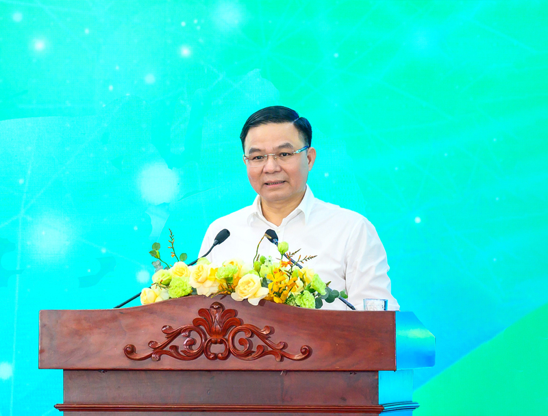 Đồng chí Lê Mạnh Hùng - Bí thư Đảng ủy, Chủ tịch HĐTV Petrovietnam chỉ đạo tại Okvip69 Đăng ký cá cược. Ảnh: PVOIL