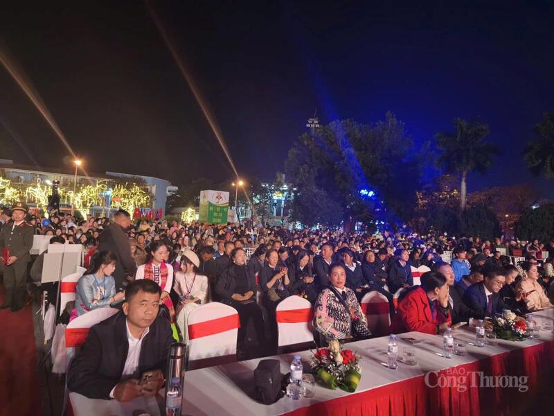 Người dân và du khách háo hức trong đêm khai mạc Lễ hội Ném còn.