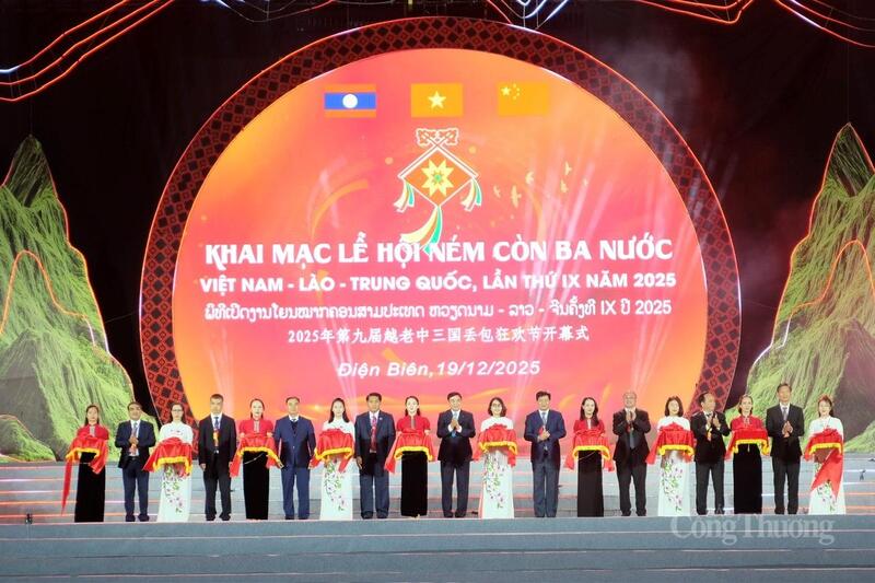 Các đại biểu 3 nước Việt - Lào - Trung Quốc thực hiện nghi lễ cắt băng khai mạc Lễ hội Ném còn.
