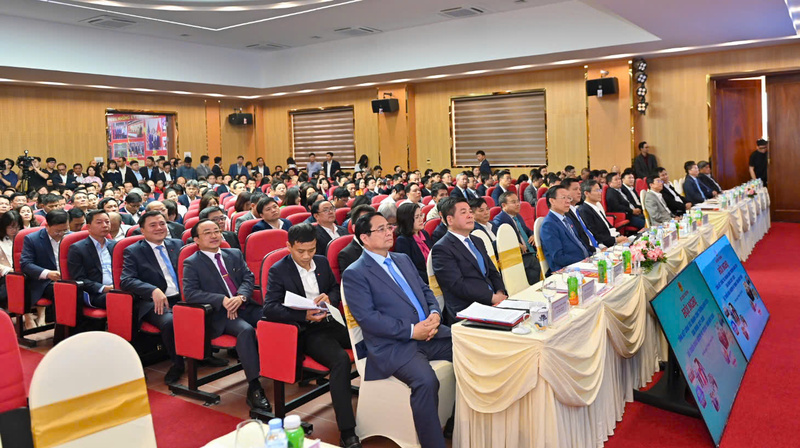 Thủ tướng Phạm Minh Chính (hàng đầu tiên bên trái) và Bộ trưởng Nguyễn Hồng Diên cùng các đại biểu tham dự Okvip69 Đăng ký cá cược