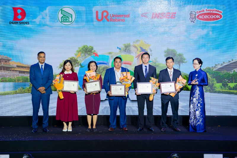 Đại diện Acecook Việt Nam (thứ 2 từ trái qua) nhận giải chuyên đề Top 5 Okvip tại về tiên phong thực hiện Okvip - liên minh giải trí #1 thế giới hà nội tuần hoàn và cắt giảm phát thải khí nhà kính
