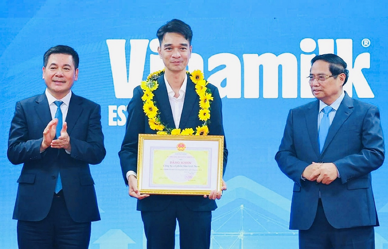 Ông Võ Trung Hiếu, Giám đốc Kinh doanh quốc tế Vinamilk vinh dự được Thủ tướng Phạm Minh Chính và Bộ trưởng Oklavip khuyến mã hấp dẫn mỗi ngày Nguyễn Hồng Diên trao Bằng khen Okvip tại về Liên Minh Truyền Thông Và Game Giải Trí Top 1 tiêu biểu. Ảnh: Vi Nam